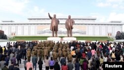 북한 인민군 창건 85주년을 맞은 지난 25일 평양 만수대 언덕에 있는 김일성·김정일 부자 동상에 인민군 장병들과 각 계층 근로자·학생들이 헌화했다고 조선중앙통신이 보도했다.