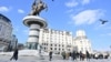Професорот по економија, Анастас Џуровски, смета дека Северна Македонија својата шанса треба да ја бара преку соработка со американскиот сектор на услуги. Фото: Скопје, плоштад „Македонија“, февруари, 2025