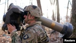 Američki vojnik na obuci za rukovanje "džavelinom" u vojnoj bazi Fort Kembel u Kentakiju, decembar 2019. (Reuters)
