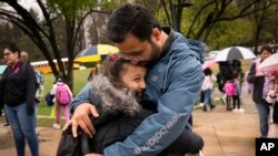 Arhiva: Avganistanac grli ćerku ispred škole u Aleksandriji u Virdžiniji, 7. aprila 2023. Porodica je evakusiana iz Avganistana i pokušava da izgradi novi život u Americi, uprkos imigracionim problemima.