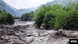 ადიდებული მდინარე რიონი ონს და ზემო რაჭის სოფლებს უტევს