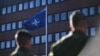 შვედეთის შეიარაღებული ძალების შტაბთან ნატოსი და ნატოს შტაბბინასთან შვედეთის დროშები აღმართეს