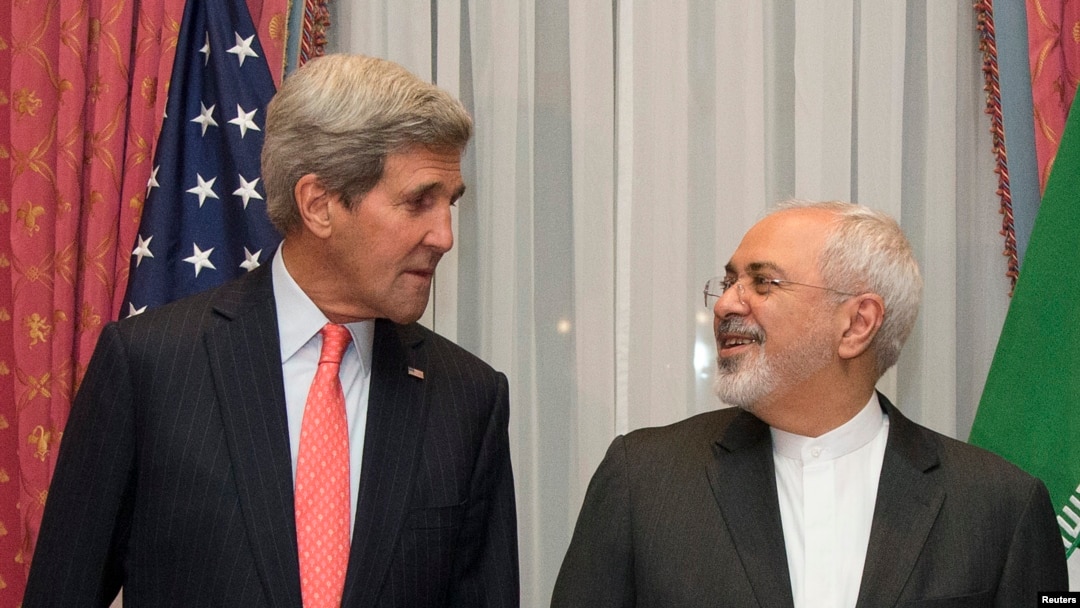 AQSh Davlat kotibi Jon Kerri va Eron Tashqi ishlar vaziri Muhammad Javod Zarif Shveysariyaning Lozanna shahrida uchrashmoqda, 16-mart, 2015-yil