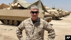 Arhiva - Marinski general Fenk Mekenzi, komandant snaga SAD za Bliski istok, razgovara sa novinaima nakon što je stigao u Siriju na sastanak sa američkim i savezniklim komandantima i vojnicima, 21. maja 2021.