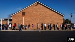 5일 펜실베이니아 주 나사렛의 Dryland United Church of Christ 투표소 밖에서 유권자들이 투표를 위해 줄을 서고 있다.