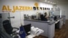 Seorang pegawai tampak bekerja di kantor berita Al Jazeera di Yerusalem, pada 31 Juli 2017. (Foto: AFP/Ahmad Gharabli)