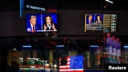 Debati duke u shfaqur në ekranet e bursës NASDAQ në Nju Jork