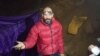 Američki speleolog Mark Diki razgovara sa spasiocima. 