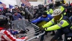 Arhiva - Pristalice Donalda Trampa probijaju policijsku barijeru, 6. januara 2021, na Kapitolu, Vašington.