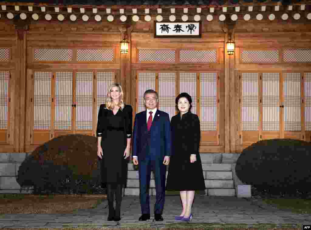 2018年2月23日，韩国总统文在寅及其夫人金正淑和白宫顾问、美国总统特朗普的女儿伊万卡&middot;川普在韩国首尔的总统府青瓦台合影。