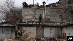 Spasilačke ekipe na mestu napadu u ukrajinskom gradu Dnjepar (Foto: Ukrainian Emergency Service via AP)