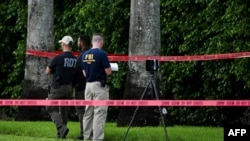 Amapholisa ensitha awe-FBI abonakala ephandle kweTrump International Golf Club eWest Palm Beach, Florida, kulandela ukubonakala kobezama ukudubula uTrump.