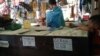 FILE - Warung sembako di Yogyakarta menjual beras dengan variasi harga tergantung jenis. (VOA/Nurhadi Sucahyo)