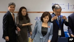 22일 중국 베이징에서 열린 동북아협력대화에 미국과 북한 등 6자회담 당사국 고위 당국자들이 참석했다. 북한의 최선희 외무성 미국국 부국장(왼쪽 3번째)이 착석하는 뒤로 미국의 성김 국무부 대북정책특별대표(왼쪽)가 입장하고 있다.