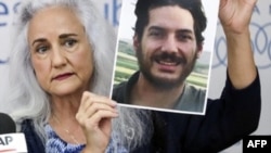 FILE - Debra Tice, ibu dari jurnalis Amerika Serikat Austin Tice yang diculik di Suriah pada tahun 2012, memegang potret lamanya saat konferensi pers di ibu kota Lebanon, Beirut, pada tanggal 20 Juli 2017. 