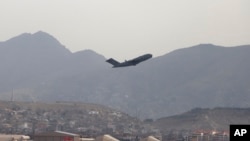 Američki vojni avion poleće sa Međunarodnog aerodoma Hamid Karzai, 30. avgusta 2021. (Foto: AP/Wali Sabawoon)