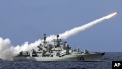 中国军舰在南中国海的实弹射击军事演习（资料照片）