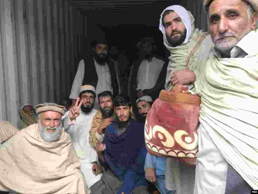 بارش سے بچنے کے لیے کچھ شرکا نے کنٹینر کے اندر بھی قیام کیا۔ ٹھنڈ سے بچنے کے لیے کچھ شرکا اپنے ساتھ کمبل بھی لائے تھے۔ 
