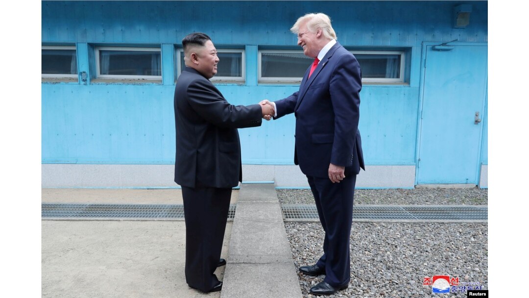 แฟ้มภาพ - อดีตปธน.โดนัลด์ ทรัมป์ จับมือกับ คิม จอง อึน ผู้นำเกาหลีเหนือ ที่เขตปลอดทหารระหว่างสองเกาหลี เมื่อ 30 มิ.ย. 2562