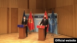Evropski komesar za proširenje Oliver Varhelji i crnogorski premijer Zdravko Krivokapić na konferenciji za novinare u Podgorici, 4. maj 2021. (Foto: VOA/Predrag Milić)