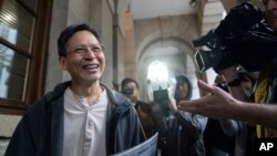 Tang Ngok-kwan, salah satu anggota inti Aliansi Hong Kong dalam Mendukung Gerakan Demokratik Patriotik China, meninggalkan Pengadilan Banding tingkat Akhir di Hong Kong, Kamis, 6 Maret 2025.(Foto: Chan Long Hei/AP Photo)