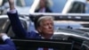 Mantan Presiden AS Donald Trump menyapa para pendukungnya di luar properti miliknya di Manhattan, Kota New York, pada 11 Januari 2024. (Foto: Reuters/David Dee Delgado)