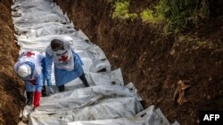 Petugas Palang Merah Kongo mengatur kantong jenazah berisi sisa-sisa jasad manusia selama pemakaman massal bagi korban bentrokan di timur Republik Demokratik Kongo di pemakaman Musigiko di Bukavu Kamis, 20 Februari 2025.