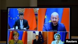 Arhiva - Predsednica Evropske komisije Ursula fon der Lajen, predsednik Evropskog saveta Čarls Mišel, nemačka kancelarka Angela Merkel, francuski predsednik Emanuel Makron i kineski predsdnik Ši Đinping tokom video konferencije, 30. decembra 2020.