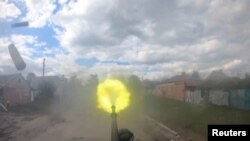 Постріл з бронетехніки Російського добровольчого корпусу (РДК) - воєнізованого формування підтримуваного Україною у Вовчанську (Харківська область), 13 травня 2024 року. Фото поширене Reuters