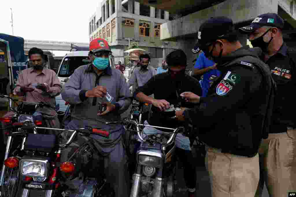 پاکستان کے سب سے بڑے شہر اور تجارتی حب کراچی میں پولیس اہلکار جگہ جگہ تعینات ہیں اور سڑک سے گزرنے والے افراد کو پوچھ گچھ کے بعد ہی آنے جانے کی اجازت دی جارہی ہے۔ 