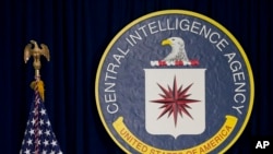 미국 버지니아주 랭리의 CIA 본부 건물에 걸린 CIA 로고.