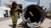 Pripadnica izraelske vojske pored iranske balističke rakete (Foto: REUTERS/Amir Cohen)