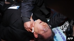 Južnokorejski opozicioni lider Li Je-mjung posle napada u Busanu, 2. januara 2024. 
