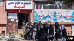روان کال د اګست په مياشت کې افغان طالبانو په ښځو نور محدودیتونه عملي کړل او هغوی یې په عامه ژوند کې د زمزمه کولو، شعر ویلو، یا په اوچت اواز کې خبرې کولو نه منع کړي، او امر یې کړی چې ښځې دې د کوره بهر ټول وخت خپل وجود او مخ پټ وساتي